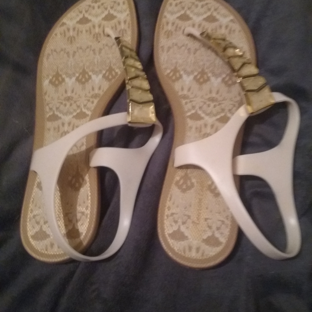 American eagle barely worn sandal with mosaic jems